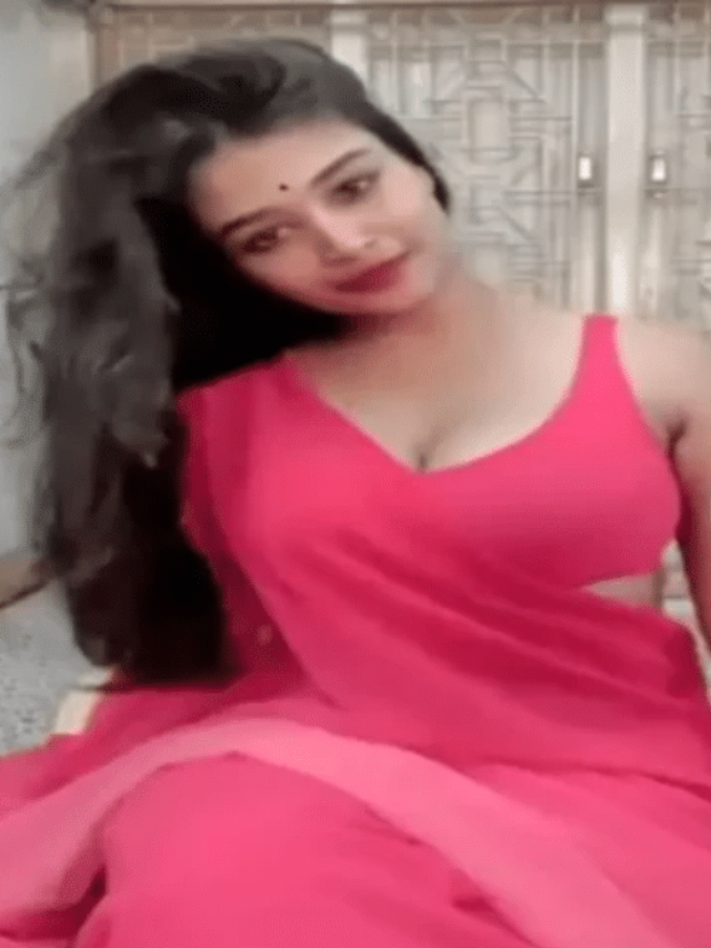 मराठी लड़की ने पिंक टॉप पहन कर दिखाई सेक्सी अंदाज में डांस।